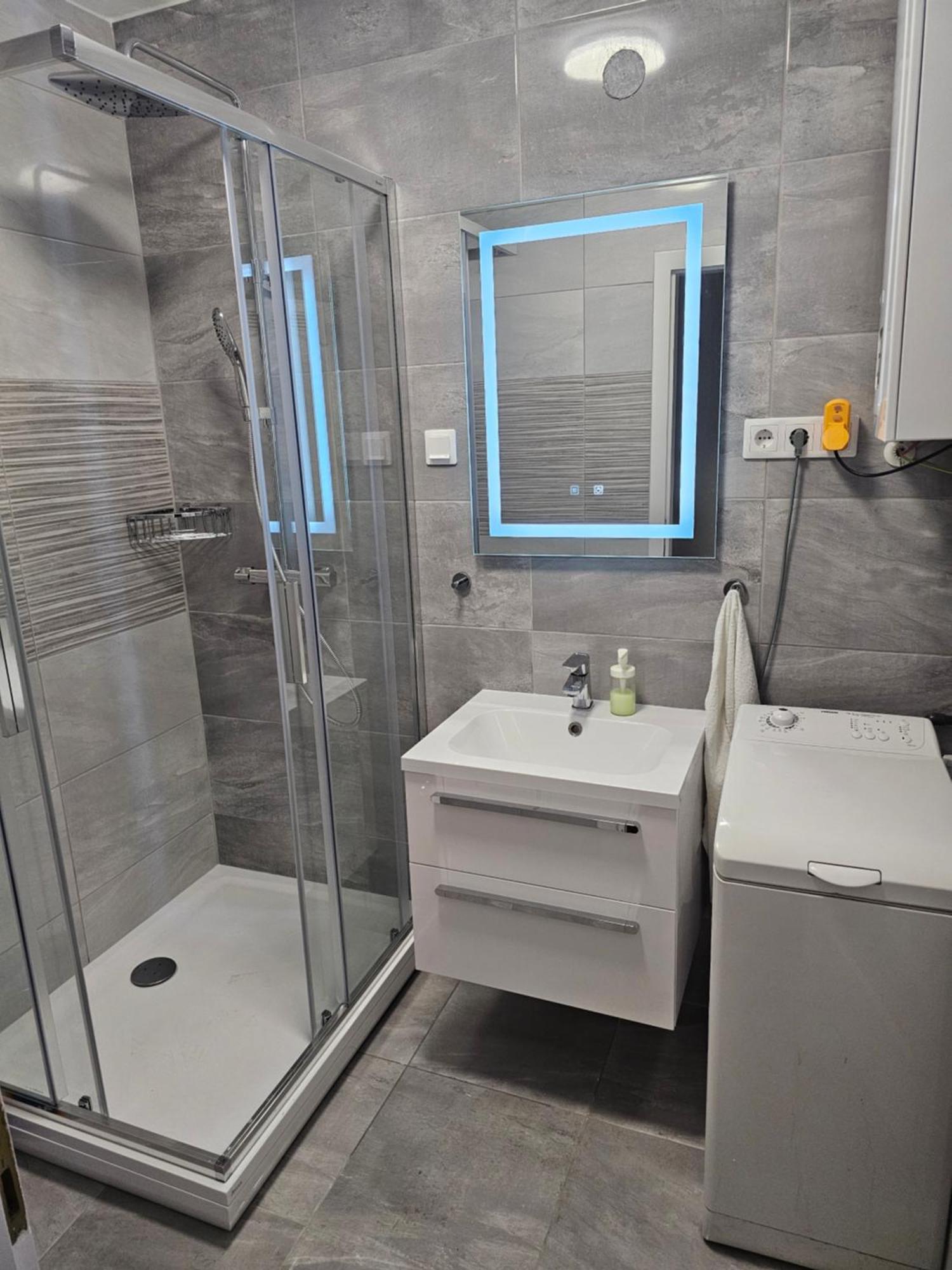 Merry&Car - Huge Balcony + Living Room + 2Br 부다페스트 외부 사진